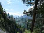 Vue latérale du pont suspendu.