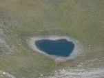 Un des lac de Lona en forme de coeur.