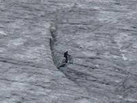 A vélo sur le glacier de la Plaine Morte