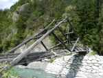 Le pont cassé de la Dranse du côté le moins abimé.