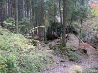 Une terasse tout près des Avants avec deux gros blocs formant presque un dolmen naturel.