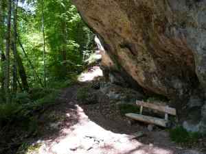 Surplomb protégeant un banc