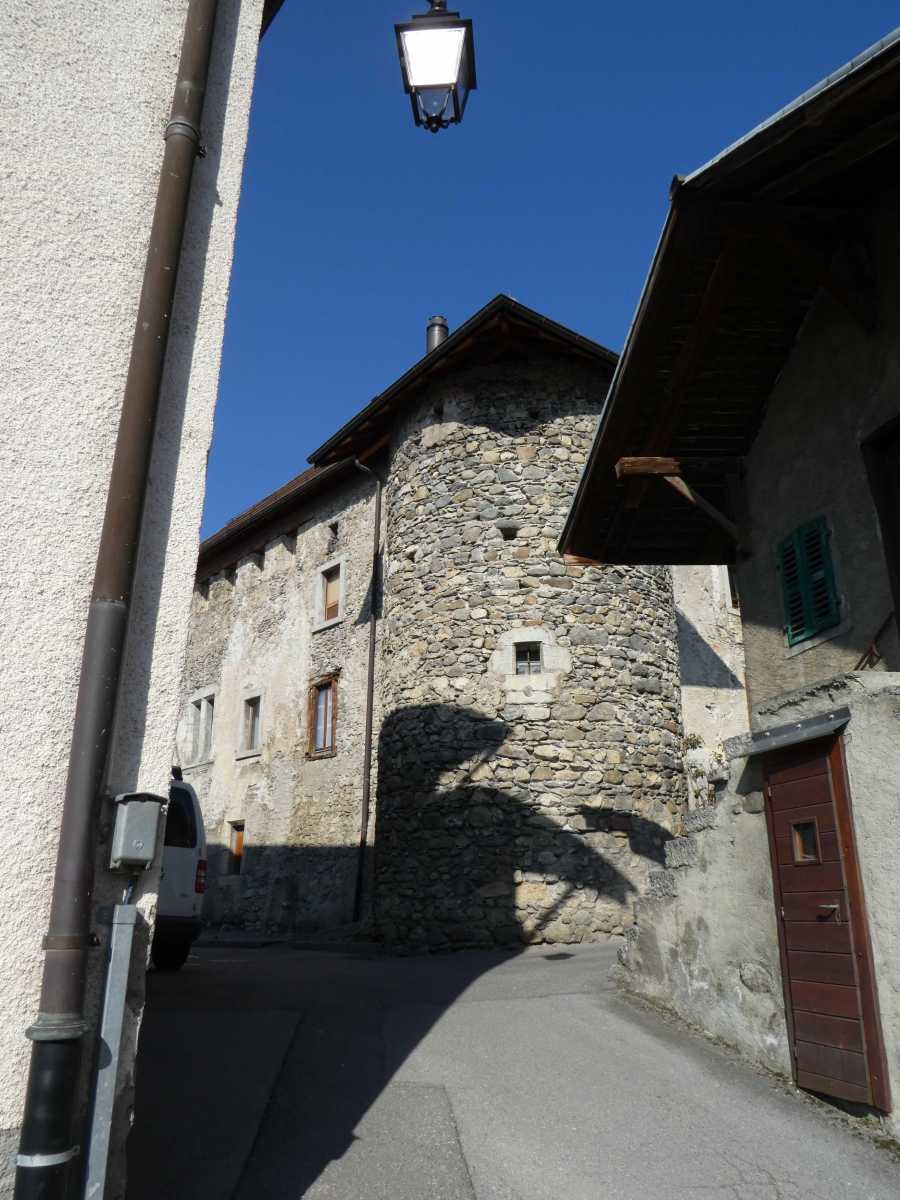 La tour angulaire ronde en 1er plan ne laisse aucun doute sur les anciennes origines du château de la Roche sur Ollon