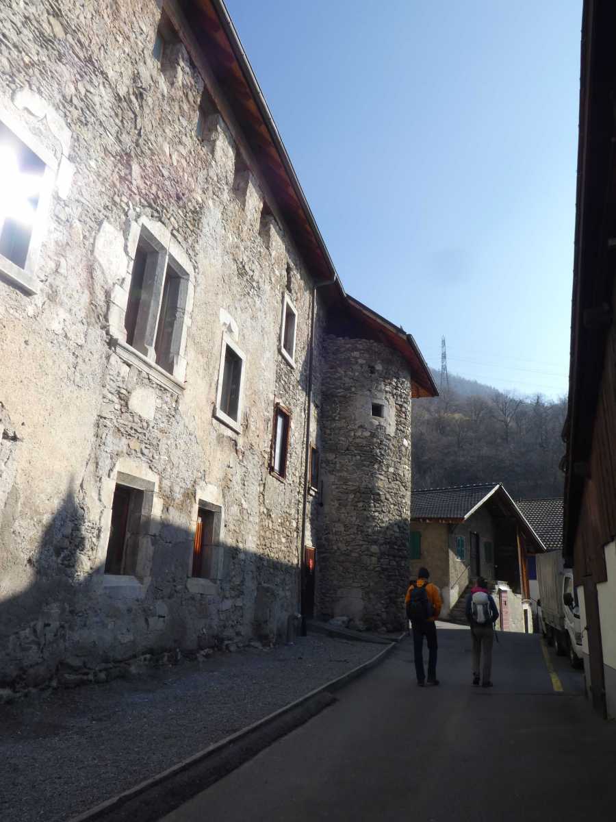 Mur et tour du château de la Roche sur Ollon