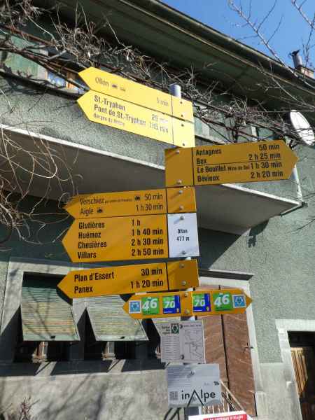 Panneaux touriste pédestre d'Ollon, suivre direction Aigle et passr ensuite à "droite" ou par dessus l'épaule "gauche" du Plantour 