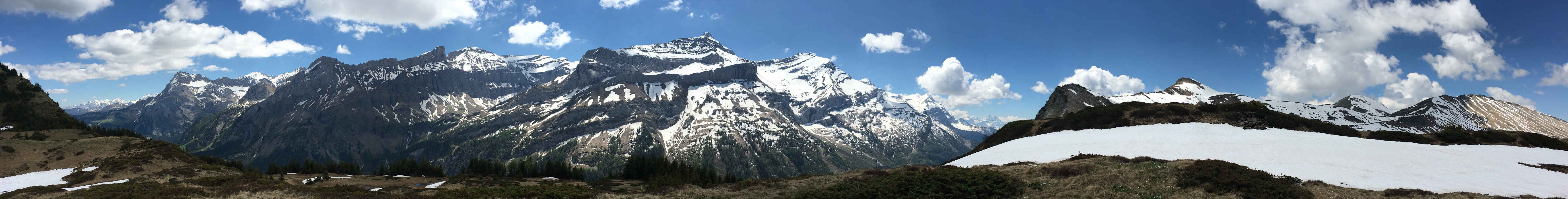 Montagnes de la vallée de Gsteig  sur la gauche et massif des Diablerêts au milieu 