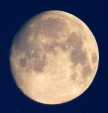La lune le soir avant au zoom 18 en appuis libre sur le bord du balcon.