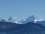 Le Cervin vers la gauche avec le plat somital foncé, puis la Pointe de Zinal et la Dent Blanche.