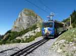 Le train revient, à l'endroit où le chemin croise la voie.