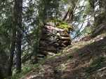 Plein de murs anti erosion/avalanche dans la forêt sous le roc.
