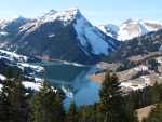 La Pointe d'Aveneyre se reflète dans le lac.