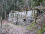 Peu avant d'arriver à Caux, une construction mystérieuse : ancienne écluse pour purger des coupes de bois ?