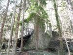 Des ruines étranges juste avant la cascade.