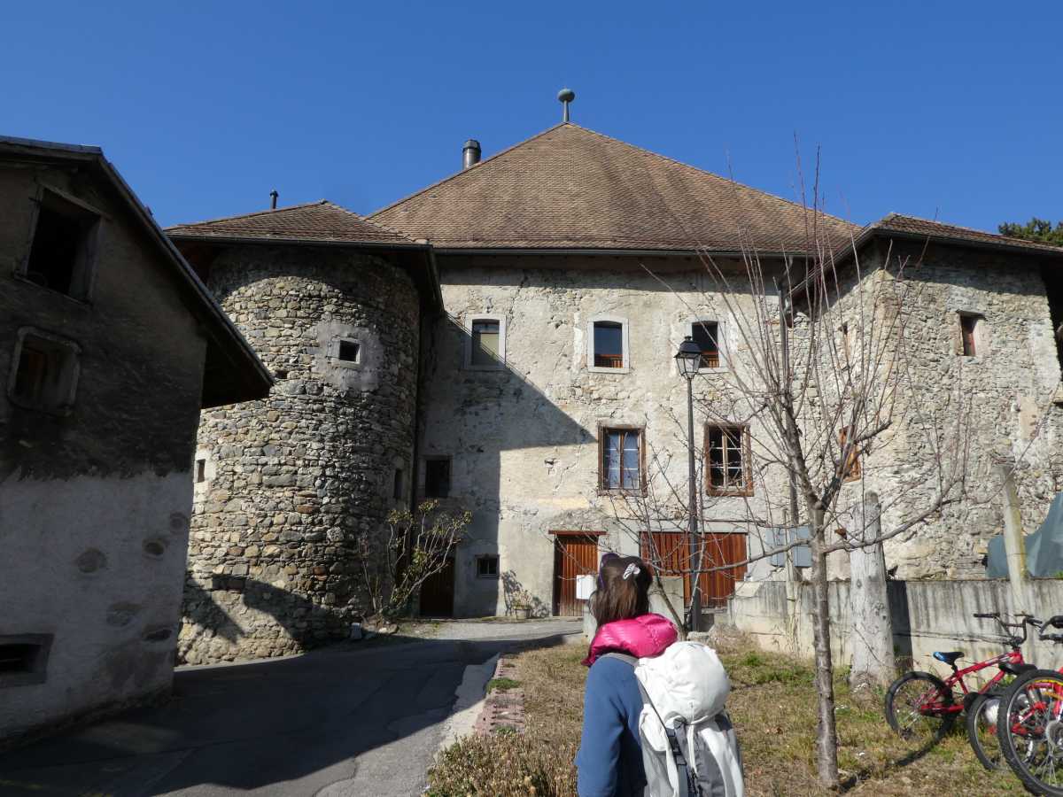 Vue aval du château entre 2 tours. A noter que la vue amont permet de photographier le château dans toute sa largeur, mais la dite photo n'étant pas trop réeussie elle n'est pas publiée.